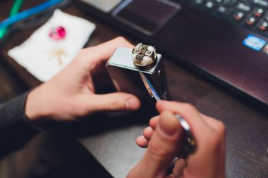 Elektronik Mech mod vaping cihazının bakımı. Modern Buharlaştırıcı Gadget 'ı vape e-Liquid olarak düzeltin. Sigara Ejuice için yeni fitil.