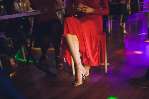 Piernas de gente bailando en la fiesta. — Foto de Stock