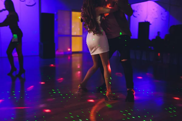 Ноги танцующих людей на вечеринке. — стоковое фото