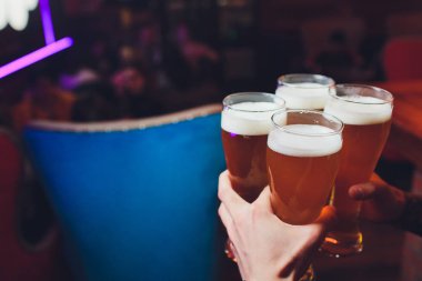 Barmen elleri bardağa bira dolduruyor..