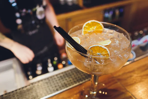Alcohol in grote ronde glas op Bar achtergrond, whisky, brandewijn, Cognac. — Stockfoto