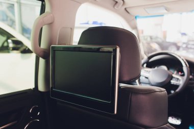 Arabanın içine. Prestij lüks modern otomobil iç. Üç Tv göstermek için medya denetim masası ile yolcu alan kopyalayın ve yukarı alay.