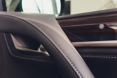 Arabanın içinde. Prestij modern araba iç. İklim kontrolü, Hi-End ses hoparlörler, koltuk bellek, kapı kolu yan ayna. Ahşap metal dekorasyon mavi ortam ışığı ile beyaz kokpit.