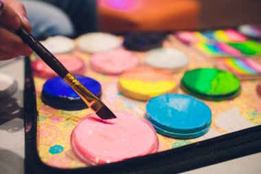 sanatsal ekipman: boya, fırça ve sanat paleti ahşap tablo.