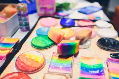 sanatsal ekipman: boya, fırça ve sanat paleti ahşap tablo.