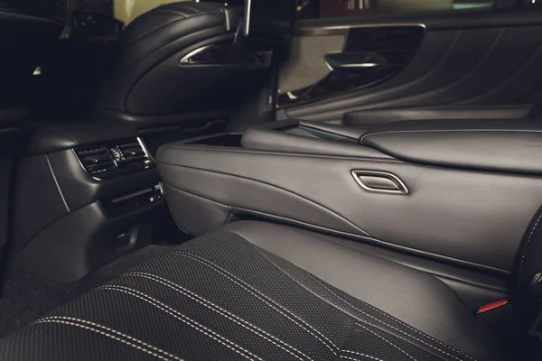 İçinde lüks bir araba var. Prestijli modern araba. Rahat deri koltuklar. Siyah delikli deri kokpit.