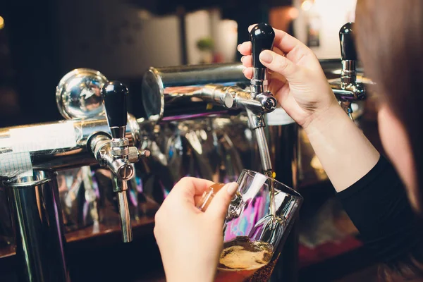 Μανς χέρι ρίχνει μπύρα πίσω από το μπαρ. — Φωτογραφία Αρχείου