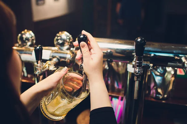 Μανς χέρι ρίχνει μπύρα πίσω από το μπαρ. — Φωτογραφία Αρχείου
