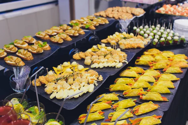 Mesa buffet - um monte de canapés e sanduíches, DOF rasa. — Fotografia de Stock