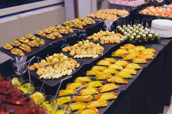 Mesa buffet - um monte de canapés e sanduíches, DOF rasa. — Fotografia de Stock