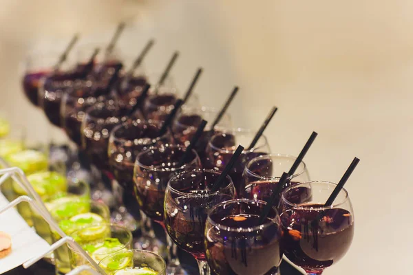 Una gran cantidad de aperitivos fríos y bebidas en la mesa buffet, catering . —  Fotos de Stock