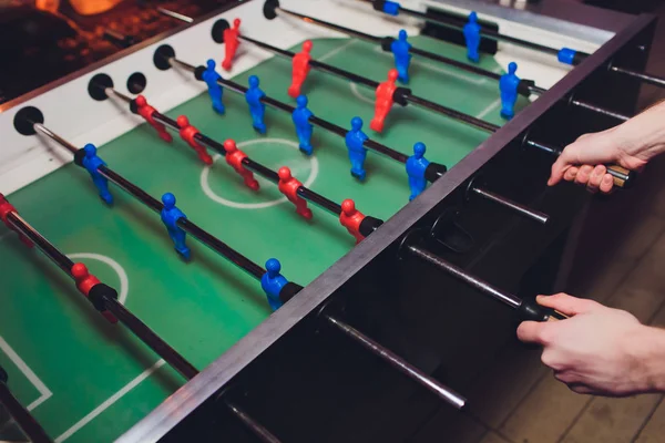 İnsanlar Langırt Masası Futbolu Eğlencesine Oyun Eğlencesi Oynuyor.
