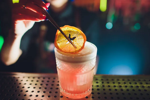 Barista donna. ragazza con i capelli blu. cocktail making nel bar notturno . — Foto Stock