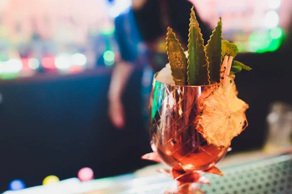 Metalen bril van verse zomer cocktails versierd met fruit en rook op de balk teller. — Stockfoto