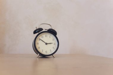 Masada retro alarm saati olan eski arkaplan.