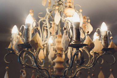 Sarayın tavanında asılı pahalı bir avize..