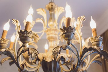 Sarayın tavanında asılı pahalı bir avize..