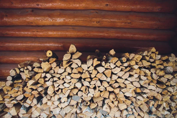 Firewood deitado no fogo para a lareira . — Fotografia de Stock
