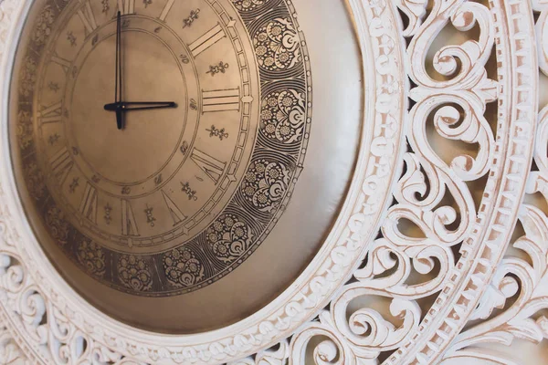 Винтажные часы в стиле ретро на стене . — стоковое фото