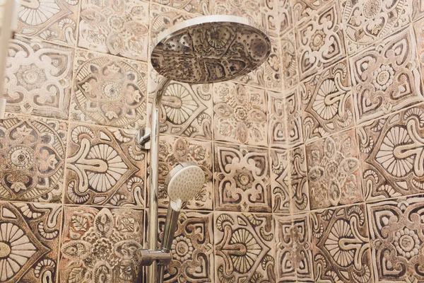 Dettaglio di una cabina doccia angolare con attacco doccia a parete. — Foto Stock