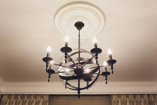 Lustre de luxe cher suspendu sous le plafond dans le palais . — Photo
