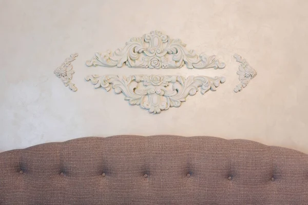 Expensive interior. Stucco elements on light luxury wall. White patterned. Mouldings element from gypsum. Roccoco style. — Stock Photo, Image