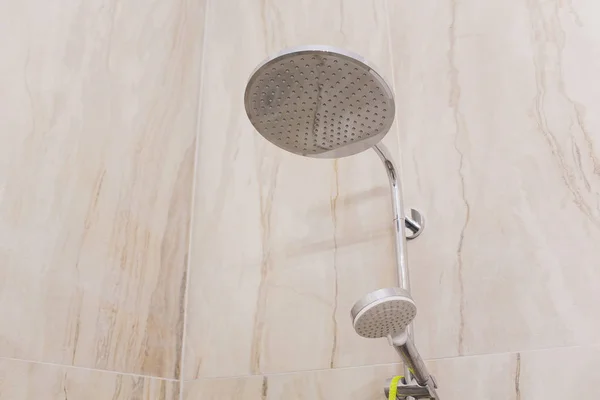 Dettaglio di una cabina doccia angolare con attacco doccia a parete. — Foto Stock