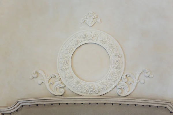 Expensive interior. Stucco elements on light luxury wall. White patterned. Mouldings element from gypsum. Roccoco style. — Stock Photo, Image