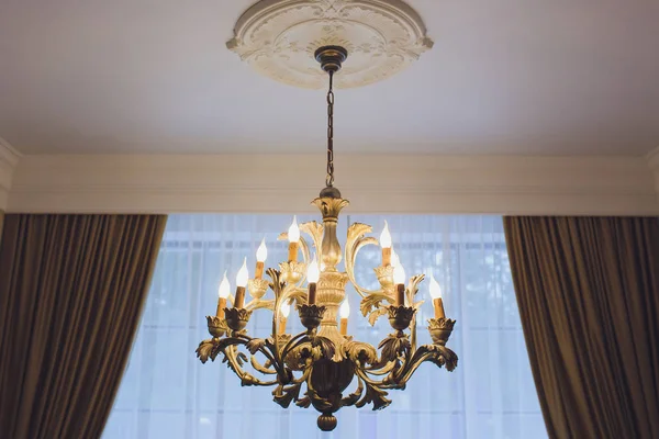 궁전 천장에 매달려 있는 값비싼 샹들리에. — 스톡 사진