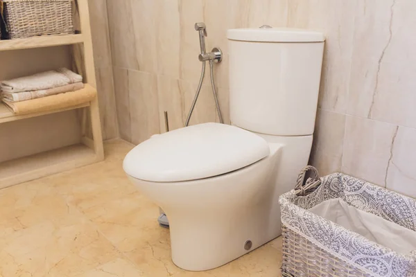 Tazón de inodoro en baño moderno interior blanco . — Foto de Stock