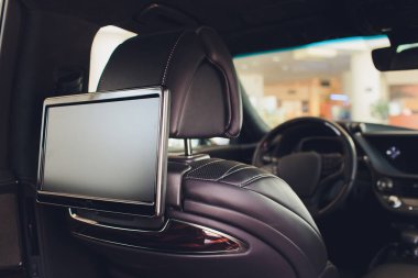 Arabanın içine. Prestij lüks modern otomobil iç. Üç Tv göstermek için medya denetim masası ile yolcu alan kopyalayın ve yukarı alay.