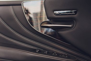 Arabanın içinde. Prestij modern araba iç. İklim kontrolü, Hi-End ses hoparlörler, koltuk bellek, kapı kolu yan ayna. Ahşap metal dekorasyon mavi ortam ışığı ile beyaz kokpit.