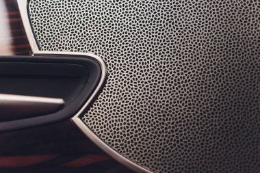 Arabanın içinde. Prestij modern araba iç. İklim kontrolü, Hi-End ses hoparlörler, koltuk bellek, kapı kolu yan ayna. Ahşap metal dekorasyon mavi ortam ışığı ile beyaz kokpit.