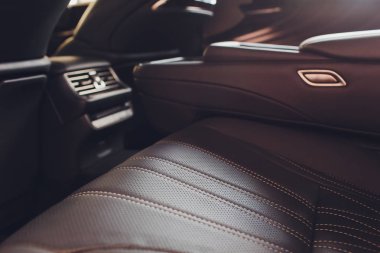 İçinde lüks bir araba var. Prestijli modern araba. Rahat deri koltuklar. Siyah delikli deri kokpit.