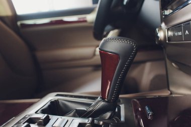 Modern araba tasarımı, vites kolu, pahalı arabalarda otomatik vites..