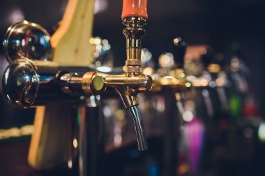 Bira dağıtmak için şişe ve teçhizatla dolu bar tezgahı. Barda bira dağıtmak için bir cihaz. Bar. Restorandaki barda. Lokantada bira dağıtmak için bir cihaz..
