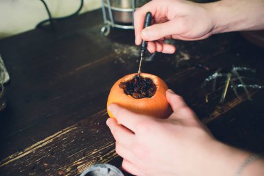 Bir adam nargile sisha nargile sanat çubuğunda hazırlayın. Tabaco hazırlık.