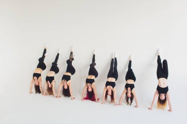 Fitness, egzersiz, Spor Kulübü, tutma uygun, shoulderstand egzersiz, Viparita Karani, sınıf başaşağı mühür poz yapmak çalışma dışarı Menekşe spor giyim çekici Olgun kadın germe.