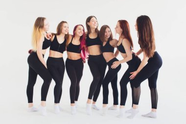 Fitness, germe uygulaması, iki çekici mutlu gülümseyen uygun Olgun kadın spor kulübünde dışarı çalışan grup, genişletilmiş yan açı duruş yapıyor, utthita parshvakonasana sınıfta poz, tam uzunlukta.