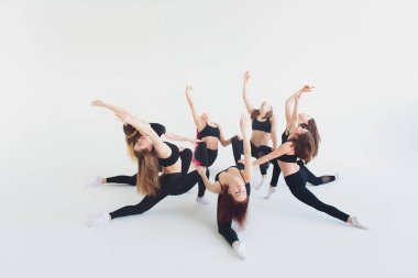 Fitness, germe uygulaması, iki çekici mutlu gülümseyen uygun Olgun kadın spor kulübünde dışarı çalışan grup, genişletilmiş yan açı duruş yapıyor, utthita parshvakonasana sınıfta poz, tam uzunlukta.