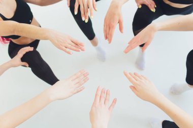 Fotoğraf genç kızlar ve çocuklar kadar yakın yatay tutun yığın eller birlikte Çak hareketi simgesinin destek güven ve ortak amaç takım çalışması ve başarı kavramı, Web sitesi header tasarımı için banner