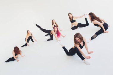 Fitness, germe uygulaması, iki çekici mutlu gülümseyen uygun Olgun kadın spor kulübünde dışarı çalışan grup, genişletilmiş yan açı duruş yapıyor, utthita parshvakonasana sınıfta poz, tam uzunlukta.