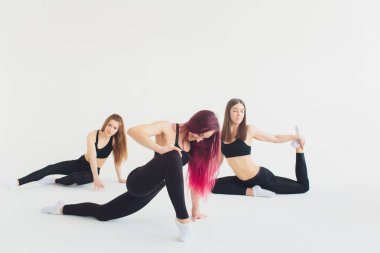 Fitness, germe uygulaması, iki çekici mutlu gülümseyen uygun Olgun kadın spor kulübünde dışarı çalışan grup, genişletilmiş yan açı duruş yapıyor, utthita parshvakonasana sınıfta poz, tam uzunlukta.
