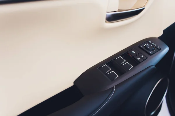 Auto lederen interieur details van deurkruk met ramen controles en aanpassingen. Raambedieningsorganen. — Stockfoto