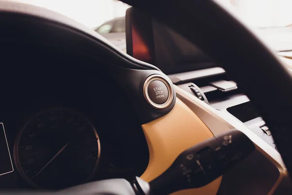 Detalle del botón de arranque en un coche . — Foto de Stock