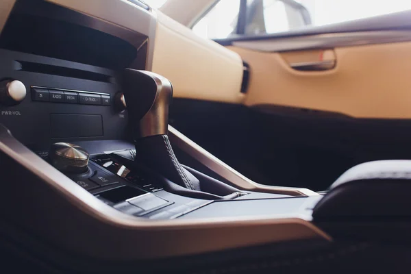 Detalhe do interior do carro moderno, engrenagem vara, transmissão automática em carro caro. — Fotografia de Stock