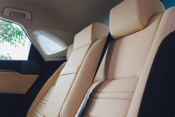 Πολυτελές αυτοκίνητο μέσα. Εσωτερικό του κύρους σύγχρονο αυτοκίνητο. Άνετα δερμάτινα καθίσματα. Μαύρο διάτρητο δέρμα πιλοτήριο. — Φωτογραφία Αρχείου
