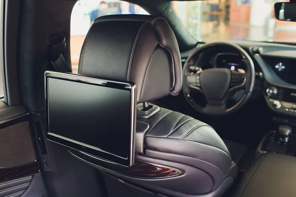 Arabanın içine. Prestij lüks modern otomobil iç. Üç Tv göstermek için medya denetim masası ile yolcu alan kopyalayın ve yukarı alay.