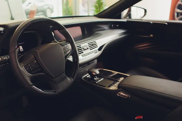 Interior del coche. Velocímetro de coche moderno y tablero iluminado. Grupo de instrumentos de coches de lujo. Primer plano del panel de instrumentos del coche . — Foto de Stock