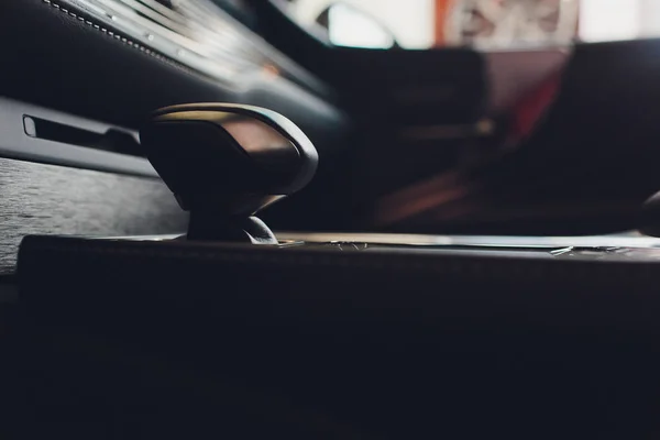 Detalhe do interior do carro moderno, engrenagem vara, transmissão automática em carro caro. — Fotografia de Stock